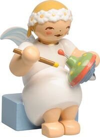 Margeritenengel, sitzend, mit Brummkreisel&hellip;